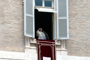 papież franciszek w oknie pałacu apostolskiego